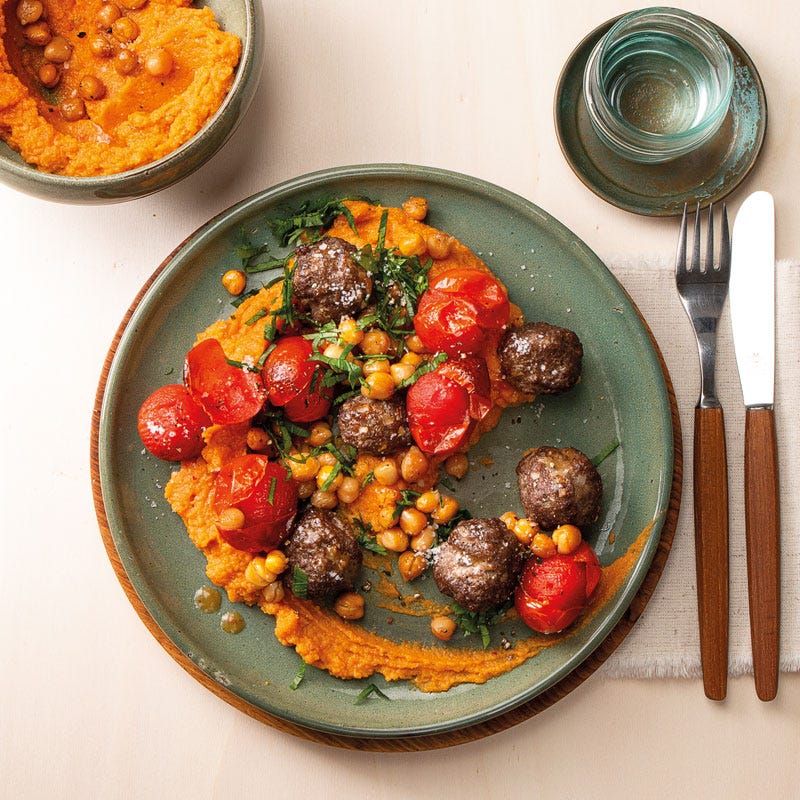 Orientalische Meatballs mit Karottenhummus und Rösttomaten