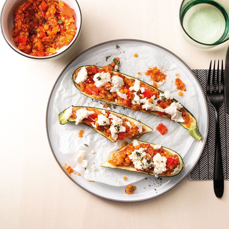 Gefüllte Zucchini mit Linsenbologenese und gezupftem Mozzarella