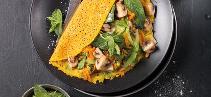 Crêpes asiatiques avec légumes variés et wasabi