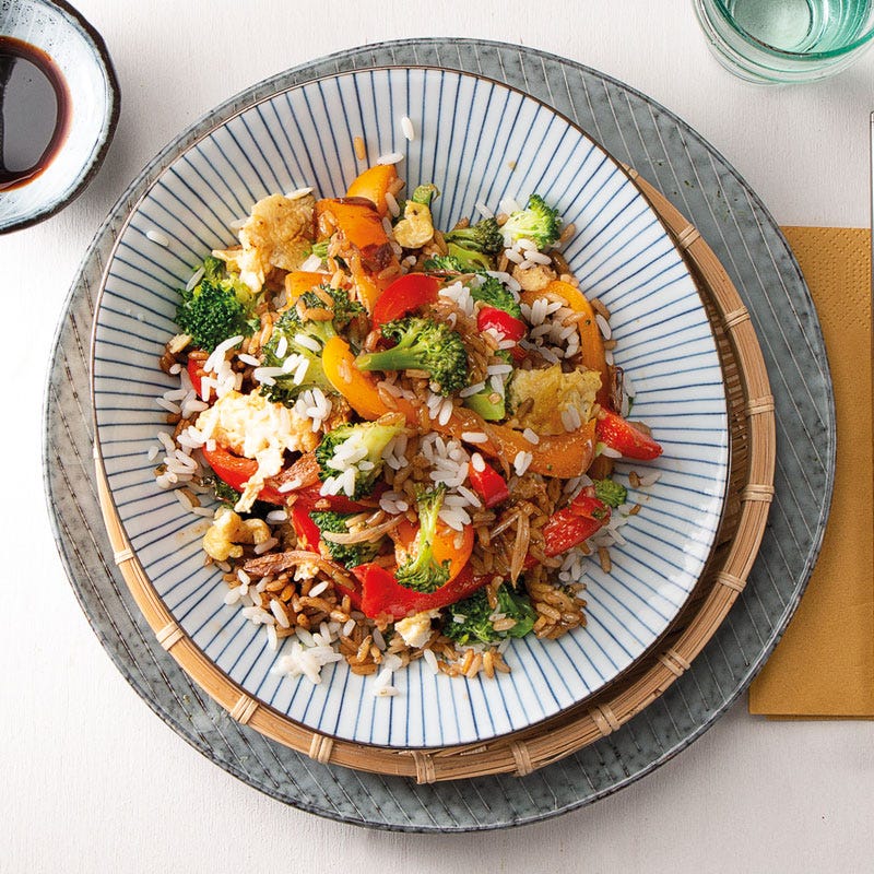 Indonesisches Nasi Goreng mit Broccoli und Paprika