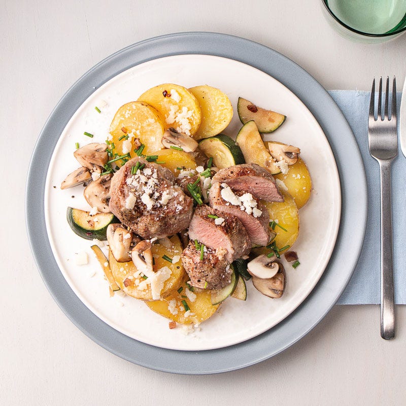 Gratinierte Schweinsfiletmedaillons mit Champignongemüse