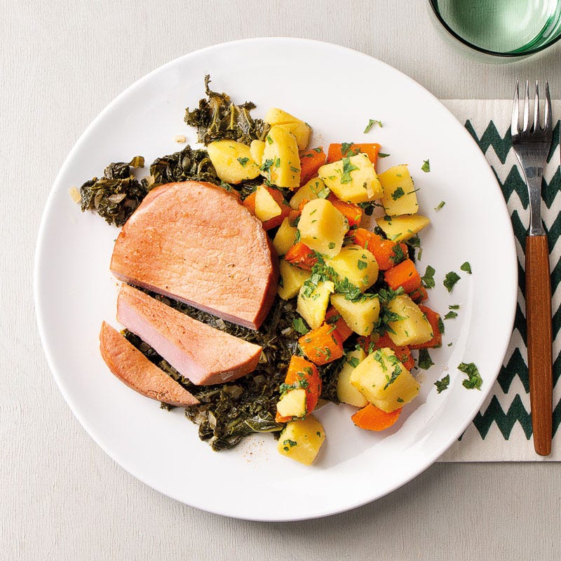 Geräuchertes Schweinsnierstück mit Federkohl und Honig-Kartoffeln