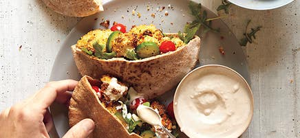 Falafels de chou-fleur croustillants à la sauce au tahini cuits à la friteuse sans huile