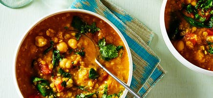 Ragoût de lentilles rouges et de pois chiches au cari avec tomates et épinards