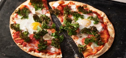 Libapizza med chèvre, grönkål och ägg