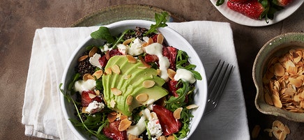 Quinoasallad med ugnsbakade jordgubbar och avokadodressing