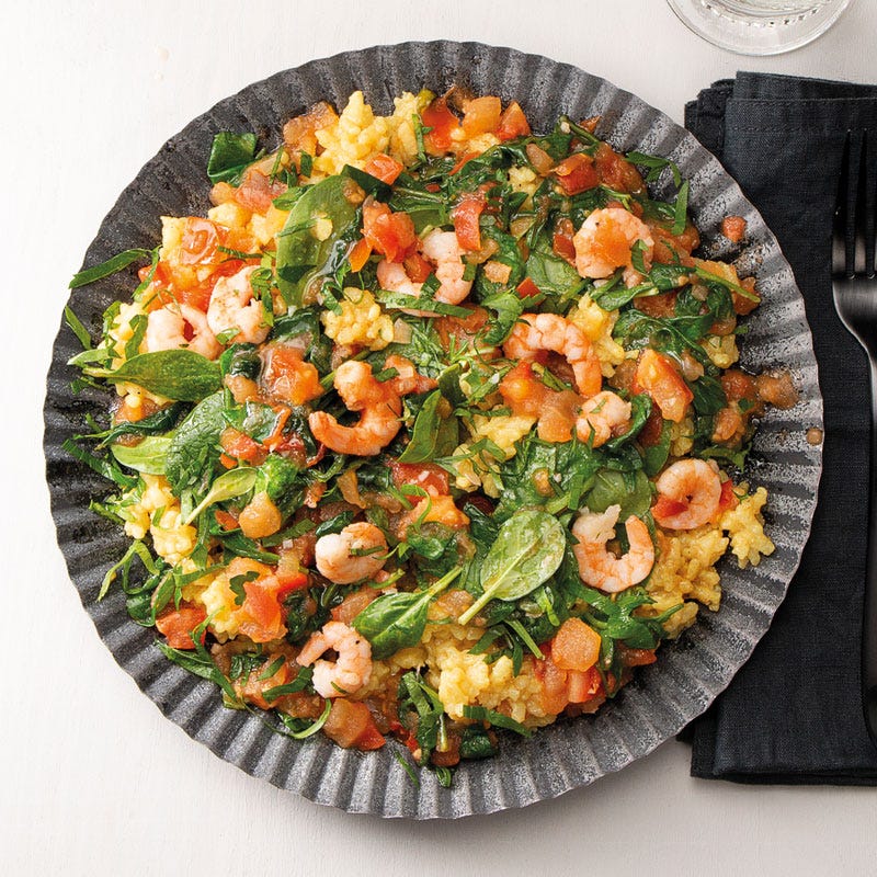 Gelber Risotto mit gebratenen Garnelen und Spinat-Gemüse