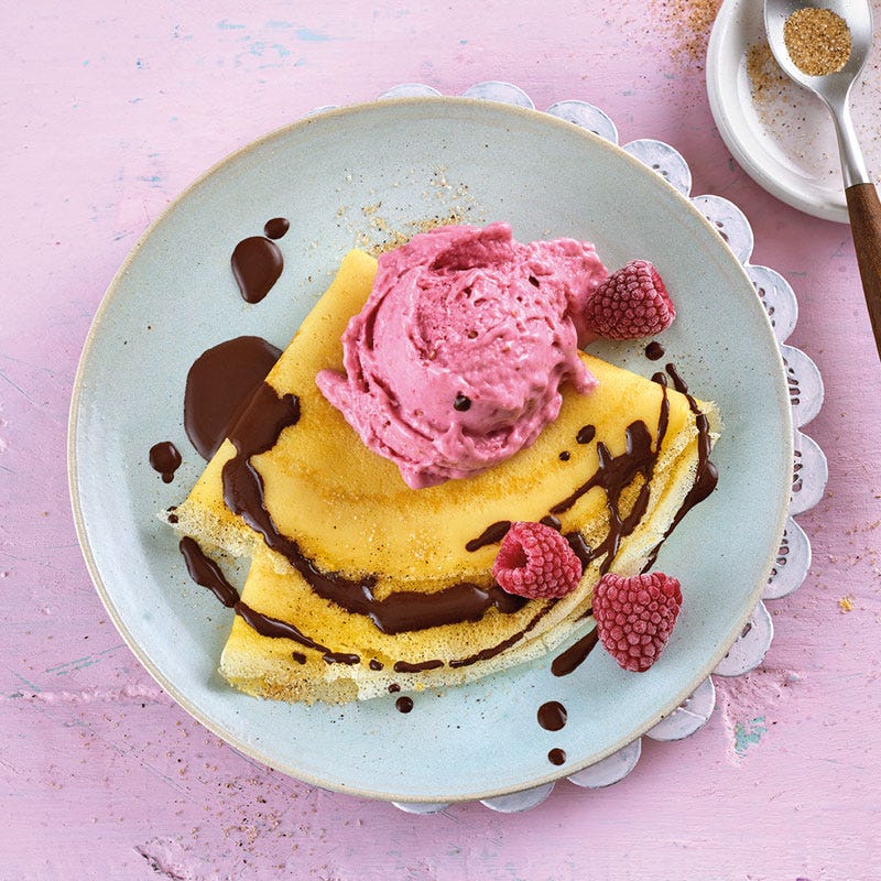Crêpes mit Himbeer-Bananen-Eis