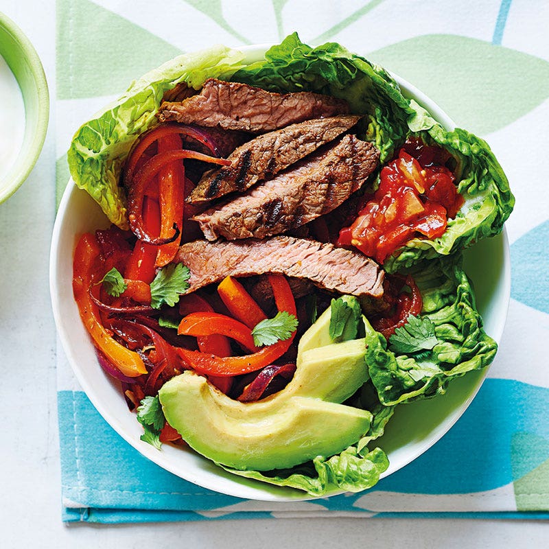 Rinderfiletstreifen und Gemüse auf Salat
