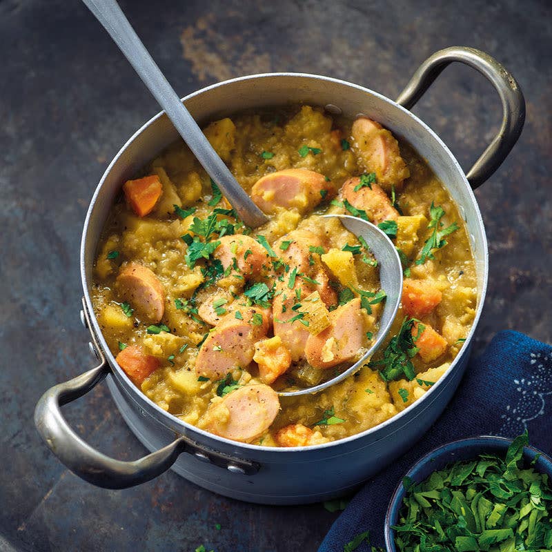 Erbsensuppe mit Geflügelwürstchen