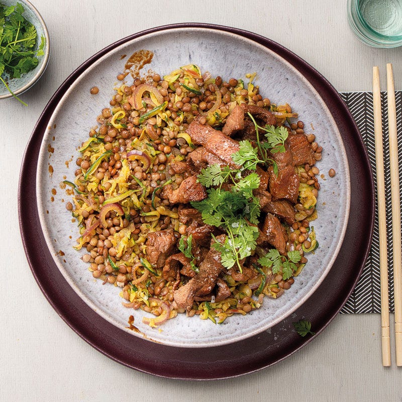 Fruchtige Curry-Linsen mit Zucchini und mariniertem Schweinerücken