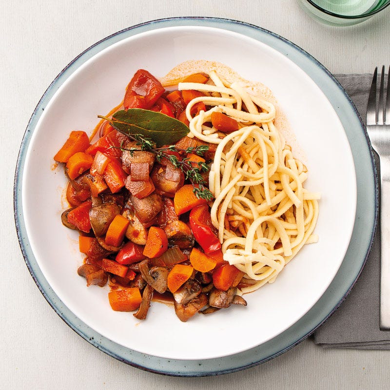 Gemüsegulasch mit Champignons, Karotten und Spätzle