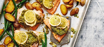 Saumon au pesto avec pommes de terre et haricots verts