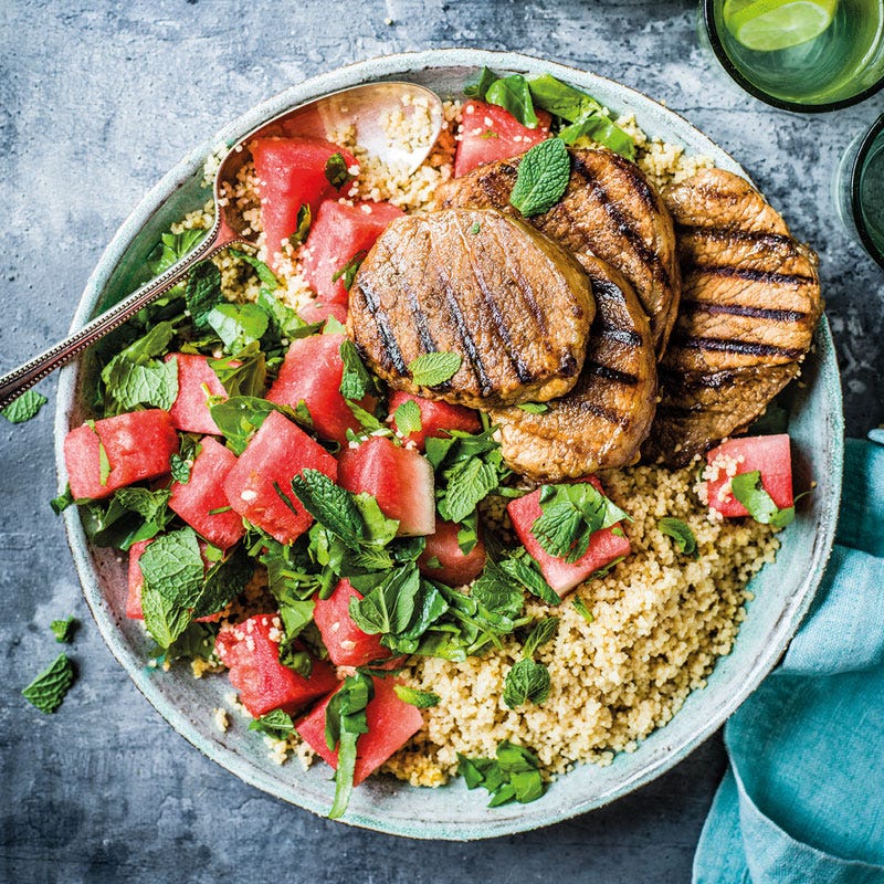 Schweinesteaks mit Melonen-Couscous-Salat