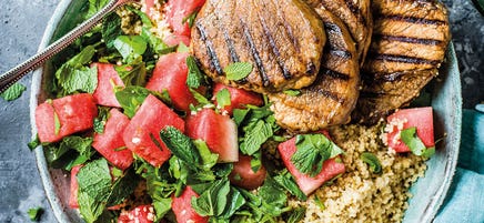 Schweinesteaks mit Melonen-Couscous-Salat