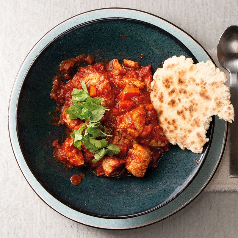 Poulet Tikka Masala mit Naan-Brot und Koriander