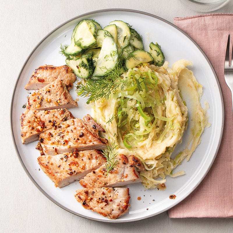 Steaks mit Kartoffel-Lauch-Püree und Gurkensalat