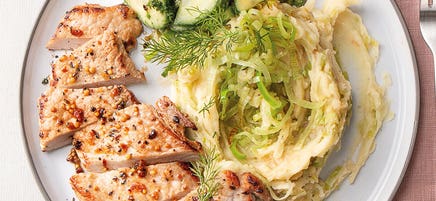 Steaks avec purée poireaux-pommes de terre et salade de concombre