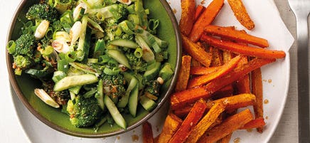 Salade de brocoli tiède avec sauce aux noix de cajou et frites de patates douces