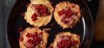 Raggmunkar med kalkonbacon och rårörda lingon