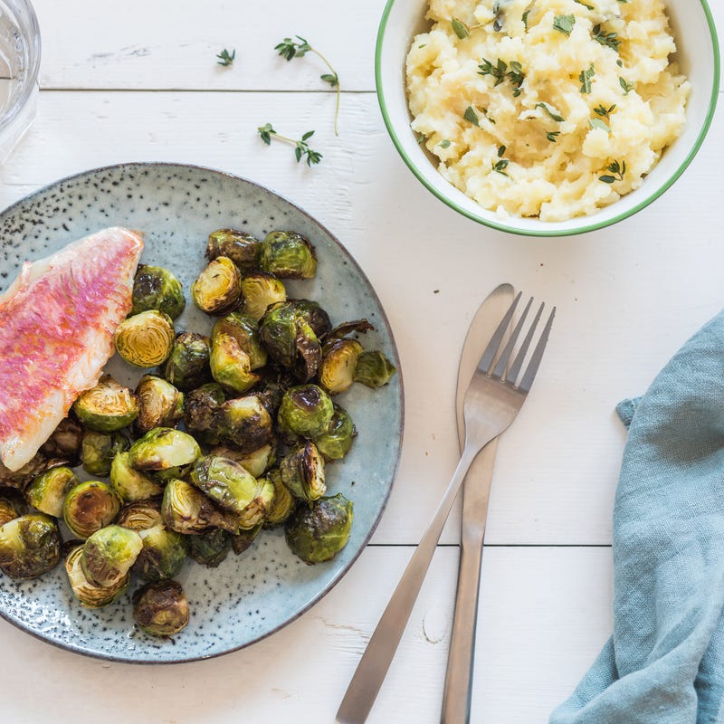 Foto van Miljuschka’s knolselderij-aardappelpuree met spruitjes en rode mul door WW