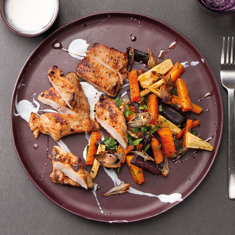 Marinierte Schnitzelchen mit geröstetem Wurzelgemüse und Joghurt