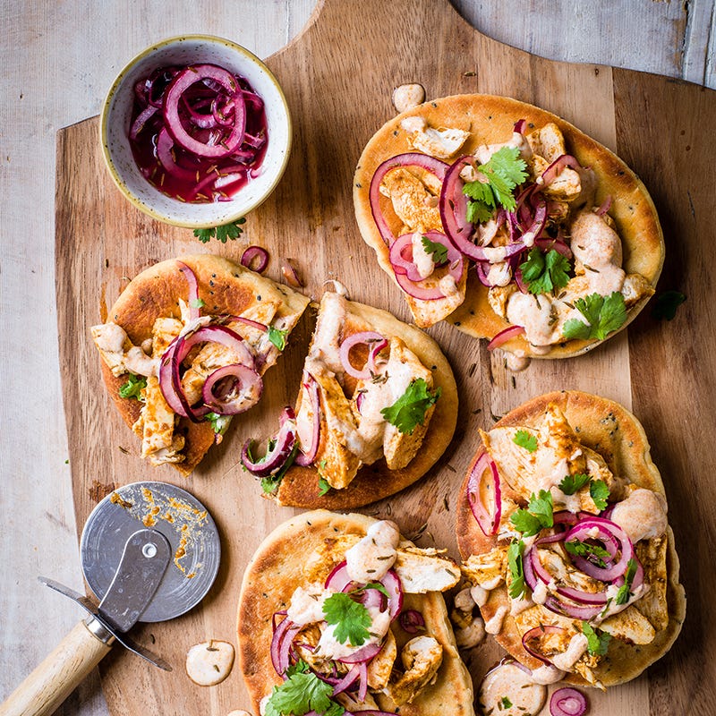 ViktVäktarna - Naanbrödspizza med kyckling och picklad rödlök