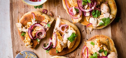 Naanbrödspizza med kyckling och picklad rödlök
