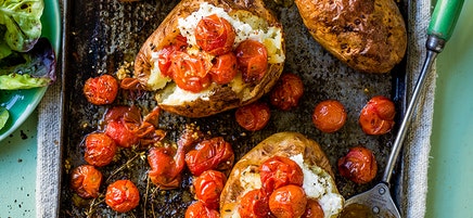 Bakad potatis med rostade tomater och ricotta