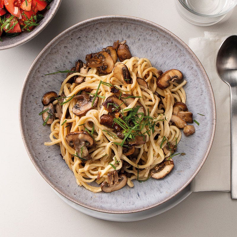 Spaghetti Carbonara mit Steinchampignons und Tomatensalat
