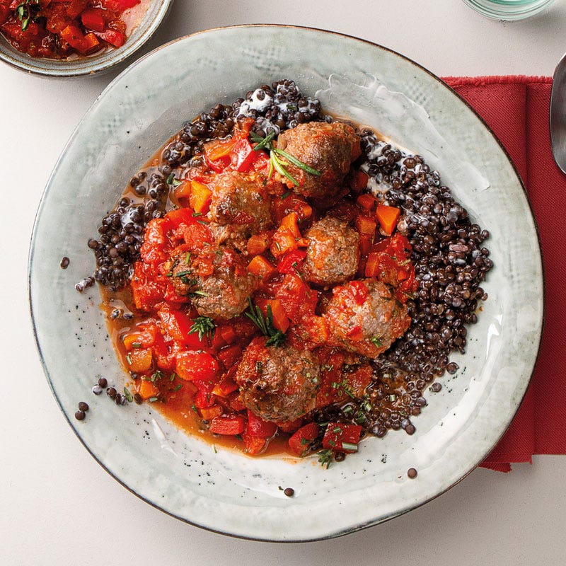 Rinderhackbällchen in Tomatensauce gegart mit Belugalinsen