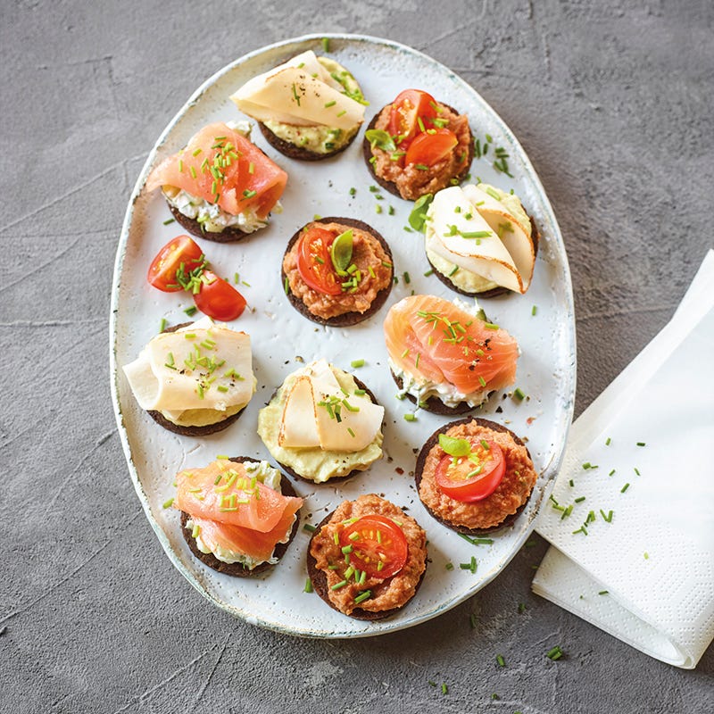 Foto van Roggebroodrondjes met drie verschillende toppings door WW