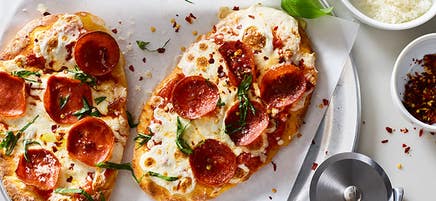 Pizzas au pepperoni de dinde sur pâte à deux ingrédients
