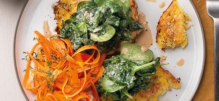 Kartoffelrösti mit Rahmspinat und Karotten-Dill-Salat
