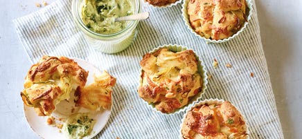 Pull-apart Käsemuffins mit Pesto-Dip