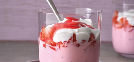 Chia-skyrpudding met aardbeien