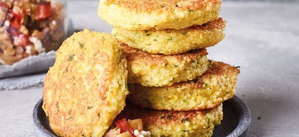 Couscous-Taler mit Auberginensalsa