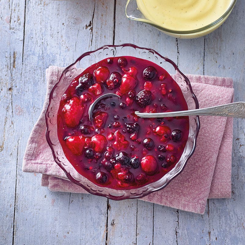 Rote Grütze mit warmer Vanillesauce