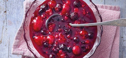 Rote Grütze mit warmer Vanillesauce