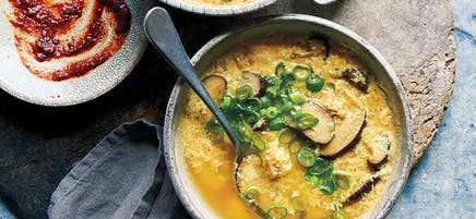 Potage aux œufs avec champignons shiitakés et poulet