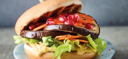 Auberginenburger mit Hummus