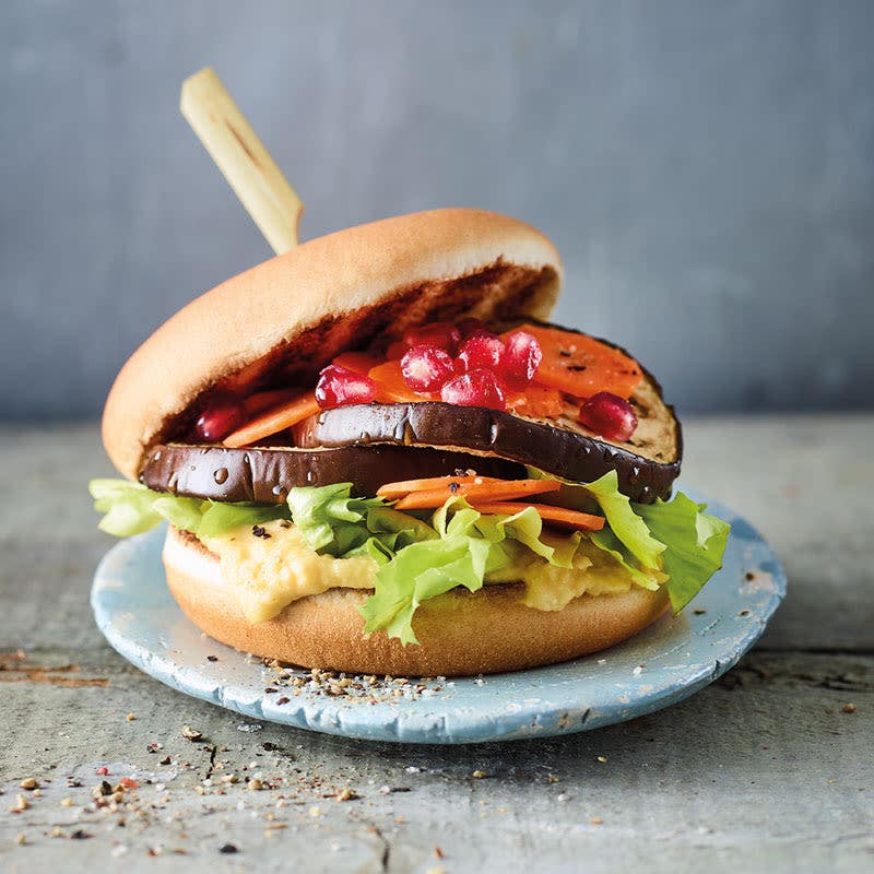 Auberginenburger mit Hummus