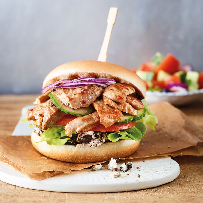 Griechischer Burger mit Oliven-Feta-Creme