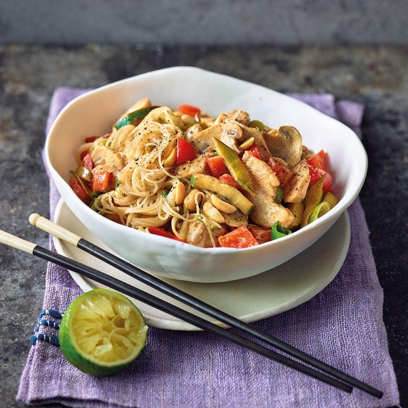 Asia-Erdnuss-Nudeln mit Hähnchen Rezept | WW Deutschland Asia-Erdnuss-Nudeln mit Hähnchen Rezept | WW Deutschland