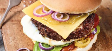 Cheeseburger mit Ei