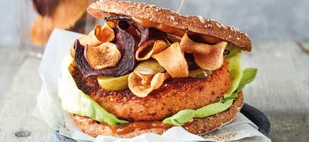 Veganer Burger mit Gemüsechips