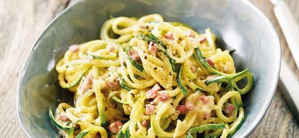 Carbonara med spaghetti och zucchini