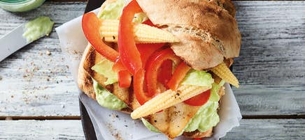 Scharfer Tofuburger mit Guacamole