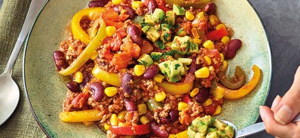 Chili mit Avocadotopping