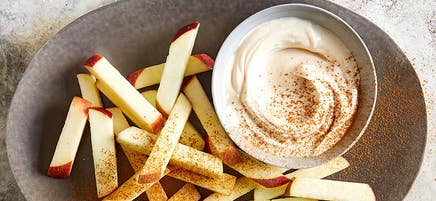 « Frites » de pommes avec trempette au beurre d'arachide crémeux